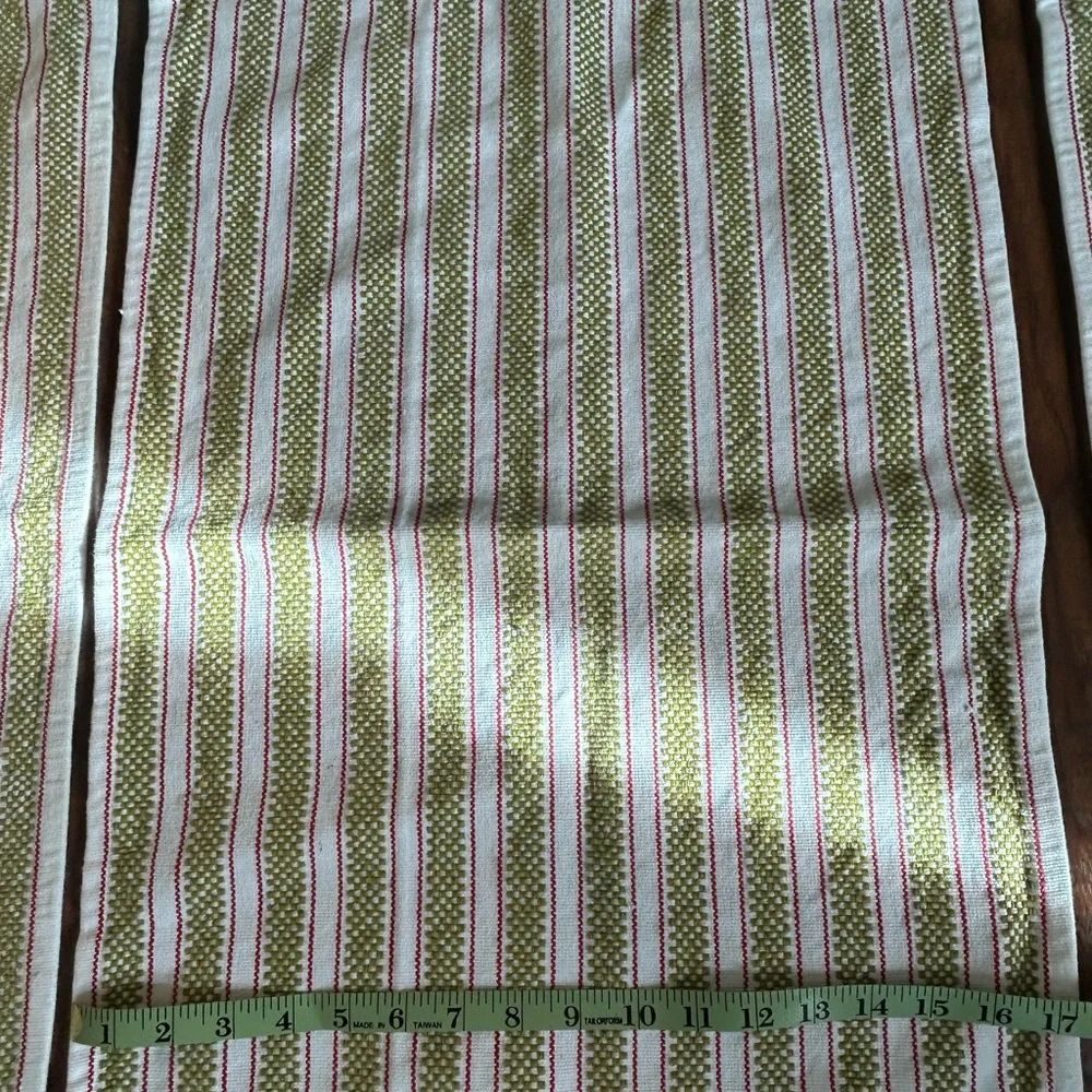 Set of 4 Hand Towels White Red Green Christmas Holiday Kitchen Bathroom Decor
